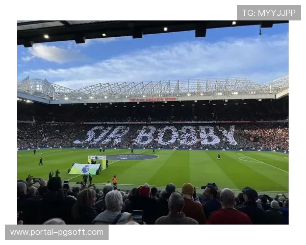 球迷看台巨型TIFO致敬博德闪耀十年崛起之路