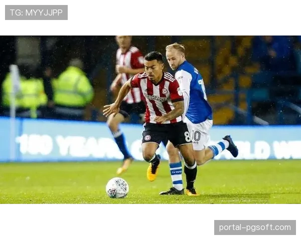 特写镜头：终场前，富勒姆中卫舍身封堵后长时间倒地不起